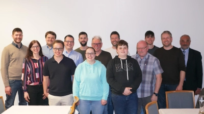 Andreas Bodensteiner (Zweiter von rechts) ist weiterhin Vorsitzender und Dorfsprecher der Dorfgemeinschaft Albersrieth e.V. (Bild: Franz Völkl)