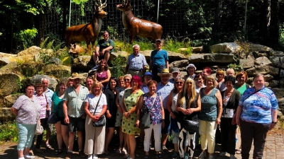 Die Ausflugsgruppe, am Steinbruchsee, bevor es mit dem Bus zur Landesgartenschau weiter ging. (Bild: Christina Kastner)