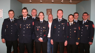 Für langjährige Dienstzeit in der aktiven Wehr wurden ausgezeichnet (vorne ab 2. v. l.) Sebastian Reindl und Juliana Kindzorra für 20 Jahre und Tobias Lautenschlager für 30 Jahre. Mit auf dem Bild v. l. stellv. Kommandant Lucas Reindl, 2. Vorsitzender Markus Nagler, Bürgermeister Marcus Eichenmüller, Kreisbrandinspektor Michael Iberer, stellv. Kommandant Michael Hottner und federführender Kommandant Michael Werner.  (Bild: Ulrich Reindl)