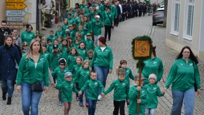 Der TSV Neualbenreuth ist stolz auf seine Jugend (hier beim Kirchenzug zum 75-jährigen Vereinsjubiläum). (Bild: Josef Rosner)