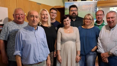 Lobende Worte für den sportlichen Erfolg des SV Loderhof-Sulzbach hatte der 1. Bürgermeister Stefan Frank (hinten), parat, die Dietmar Kunert, Kurt Hösl, Andrea Kaufmann, Denies Mutzbauer, Sandra Wein, Bettina Moser, Roland Maul und Achim Bender (r..) gerne entgegen nahmen. (Bild: Wolfgang Berndt)