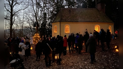 Ein geradezu prädestinierter Ort für eine sinnliche und besinnliche „Waldweihnacht”: Das Brünnl-Kirchlein unweit von Nabburg.  (Bild: Raphael Haubelt)
