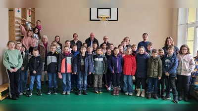 Die Klassen 3/4 der beiden Partnerschulen in der Turnhalle der Schule in Chodov (Bild: Ortrud Sperl)
