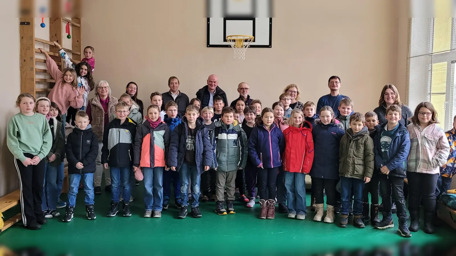 Die Klassen 3/4 der beiden Partnerschulen in der Turnhalle der Schule in Chodov (Bild: Ortrud Sperl)