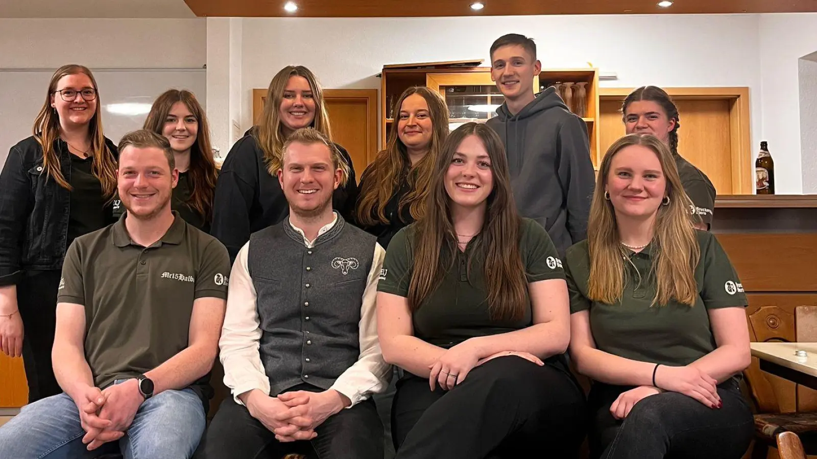 Die neue Vorstandschaft der ELJ Betzenberg-Birgland. Vorne, von links nach rechts: Maximilian Nitzbon, Philipp Nitzbon, Luisa Graf, Stefanie Grötsch. Hinten, von links nach rechts: Natalie Nitzbon, Nele Hartmann, Laura Stark, Celina Heinl, Georg Kölbel und Leni Graf.  (Bild: Laura Stark)