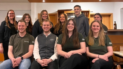 Die neue Vorstandschaft der ELJ Betzenberg-Birgland. Vorne, von links nach rechts: Maximilian Nitzbon, Philipp Nitzbon, Luisa Graf, Stefanie Grötsch. Hinten, von links nach rechts: Natalie Nitzbon, Nele Hartmann, Laura Stark, Celina Heinl, Georg Kölbel und Leni Graf.  (Bild: Laura Stark)