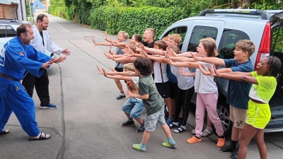 Bernd Koller und Sandro Troidl mit den Viertklässlern bei einer Selbstbehauptungsübung. (Bild: Birgit Enders)