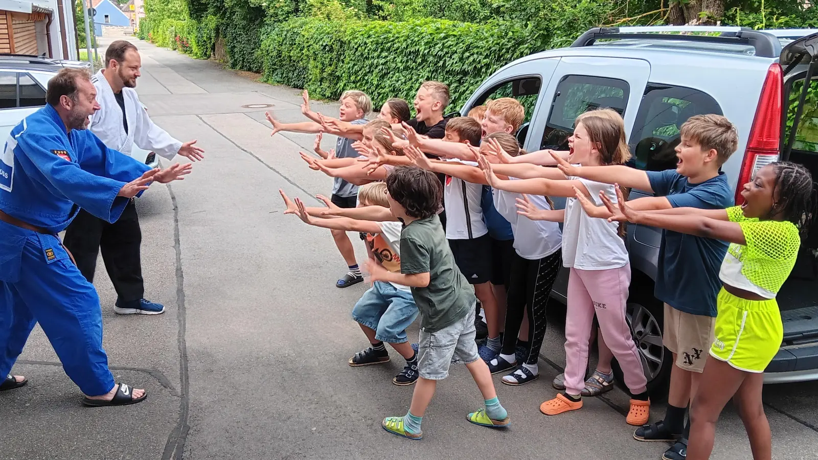 Bernd Koller und Sandro Troidl mit den Viertklässlern bei einer Selbstbehauptungsübung. (Bild: Birgit Enders)