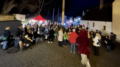 Gemütliches beisammen sein bei Glühwein, Kinderpunsch und Bratwurstsemmel (Bild: Simone Spörrer)