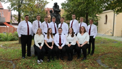 Der 13-köpfige Festausschuss unter der Leitung von Simone Hutzler und Tobias Blab (Bild: Gabi Böckl)