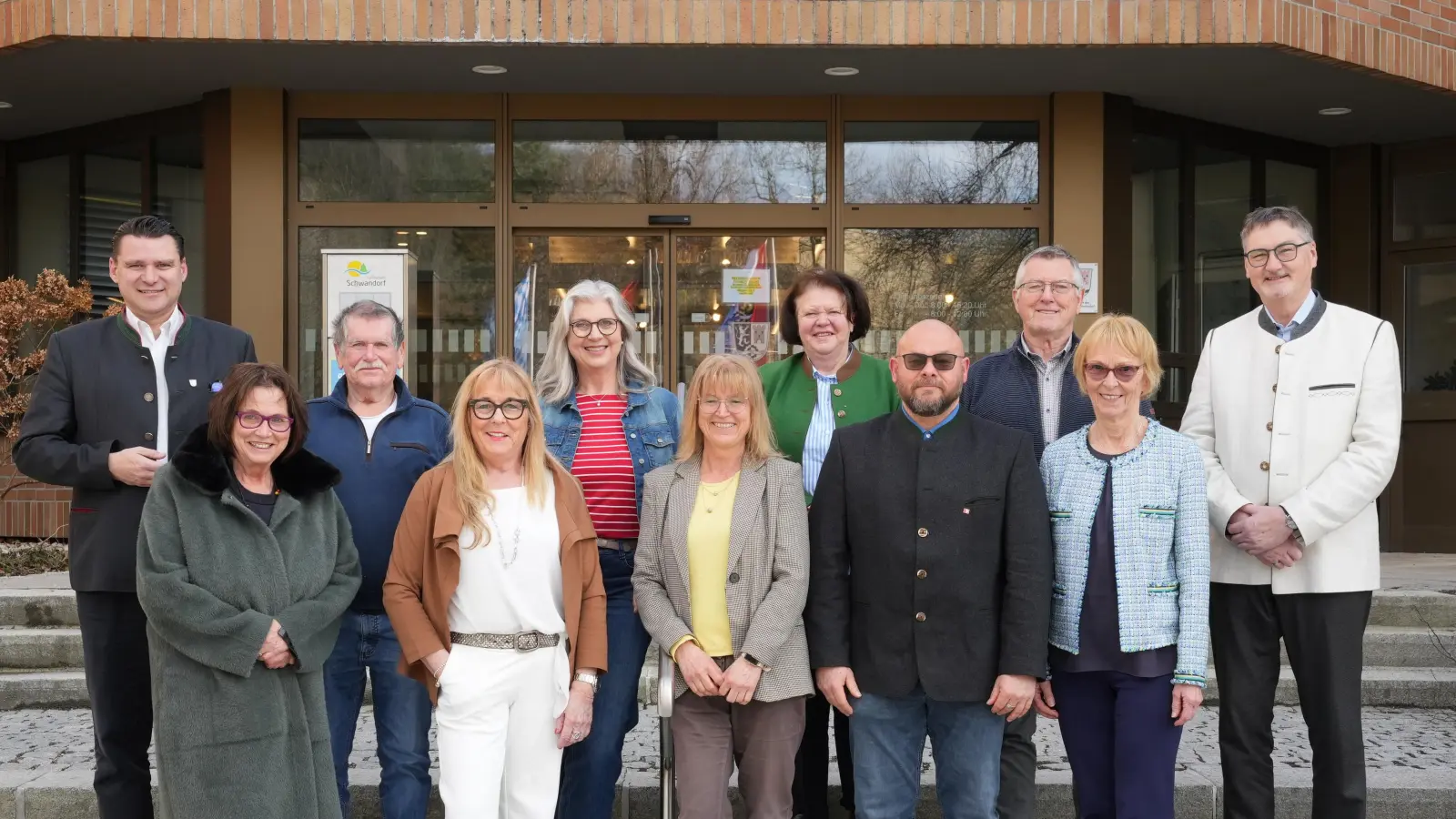 Landrat Thomas Ebeling (hinten, 1.v.l.), Abteilungsleiter Hans Prechtl (hinten, 1.v.r.), Cornelia Kiener (vorne, 3.v.r.) und Regina Suttner (vorne, 1.v.r.) sowie weitere Mitglieder des Seniorenbeirats. (Bild: Laura Kohl)