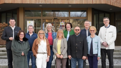 Landrat Thomas Ebeling (hinten, 1.v.l.), Abteilungsleiter Hans Prechtl (hinten, 1.v.r.), Cornelia Kiener (vorne, 3.v.r.) und Regina Suttner (vorne, 1.v.r.) sowie weitere Mitglieder des Seniorenbeirats. (Bild: Laura Kohl)