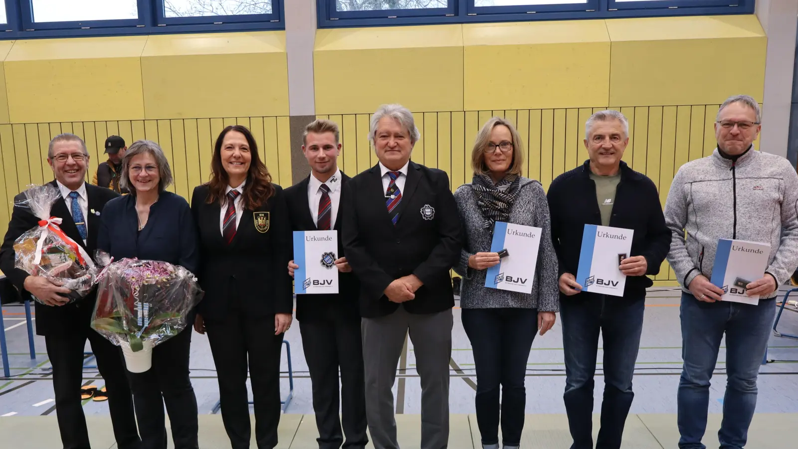 Auszeichnung mit der Bronzenen Ehrennadel des BJV: Silke Hammer (3. v.r.), Peter Hammer (2. v.r.) und Peter Heinze (ganz r.). (Bild: Reinhold Schubert)