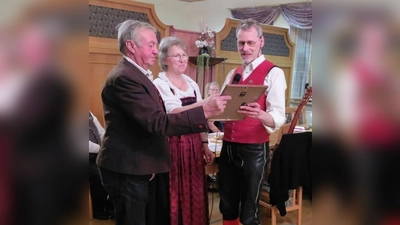 Leonhard Bayerl wird für seine herausragenden Verdienste in 19 Jahren Vorstandschaft zum Ehrenvorsitzenden des OVKs ernannt. (Bild: Maria Zinkl)