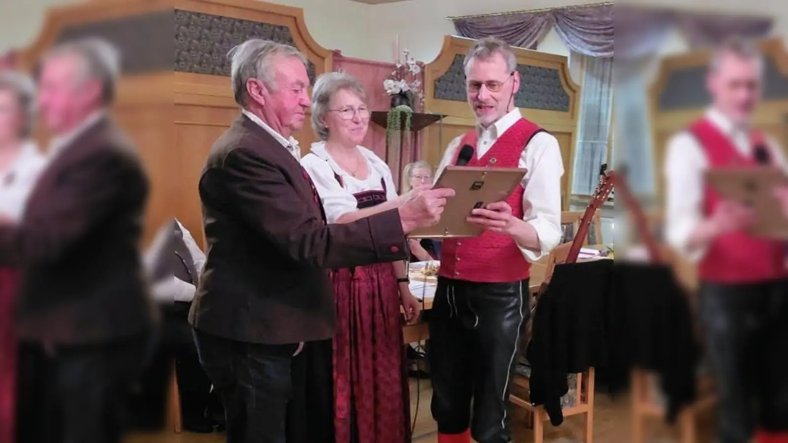 Leonhard Bayerl wird für seine herausragenden Verdienste in 19 Jahren Vorstandschaft zum Ehrenvorsitzenden des OVKs ernannt. (Bild: Maria Zinkl)