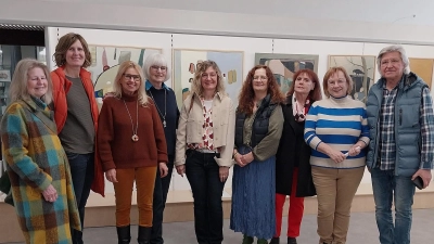 Nach der Besichtigung der Ausstellung von Ingeborg Posorski (Vierte von links) stellte sich die Künstlergilde aus dem Landkreis Tirschenreuth für ein Erinnerungsfoto in der schönen und großzügigen Ausstellungshalle auf. (Bild: Ulla Britta Baumer)
