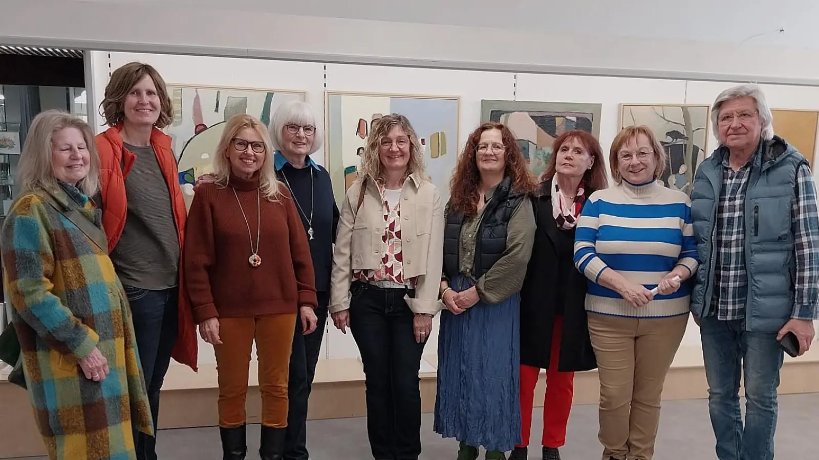 Nach der Besichtigung der Ausstellung von Ingeborg Posorski (Vierte von links) stellte sich die Künstlergilde aus dem Landkreis Tirschenreuth für ein Erinnerungsfoto in der schönen und großzügigen Ausstellungshalle auf. (Bild: Ulla Britta Baumer)