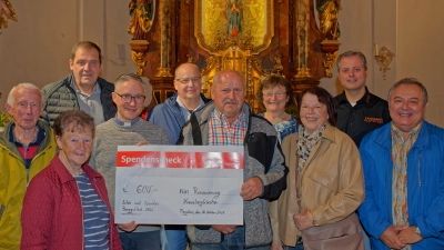 Burggutbewohner überreichen die Spende für die Renovierung der Kreuzbergkirche an die Geistlichkeit (Bild: Thomas Enslein)