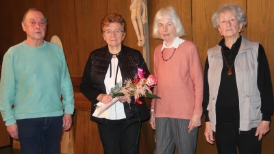 Die KAB Weiden-Ost ehrte Rosemarie Kubischok (2.v.l) für 40 Jahre Mitgliedschaft. (Bild: Christa Burzer )