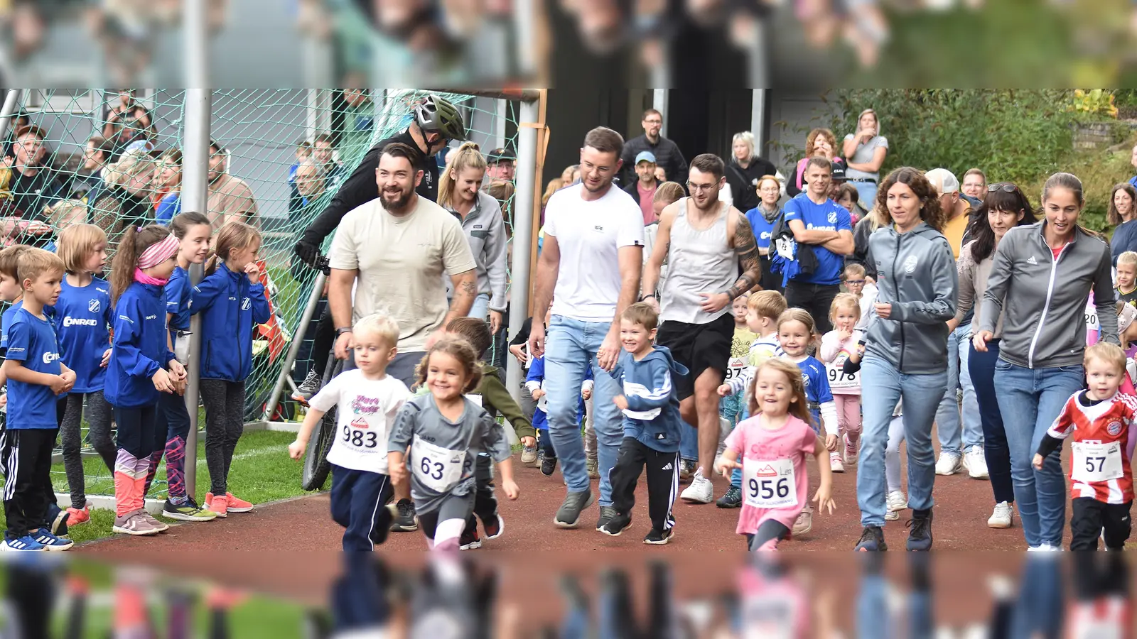 Bestens unterstützt und angefeuert, von Papa oder Mama, teilweise an die Hand genommen, gingen die jüngsten Teilnahmer auf die 300 Meter lange Strecke. (Bild: Norbert Weis)