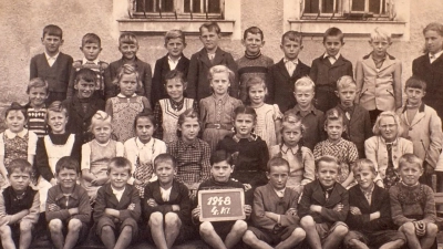 Das Bild zeigt eine Schulklasse 1948 in Wutschdorf. Rechts hinten die Lehrerin Charlotte Heidrich. (Bild: Karl Männer)