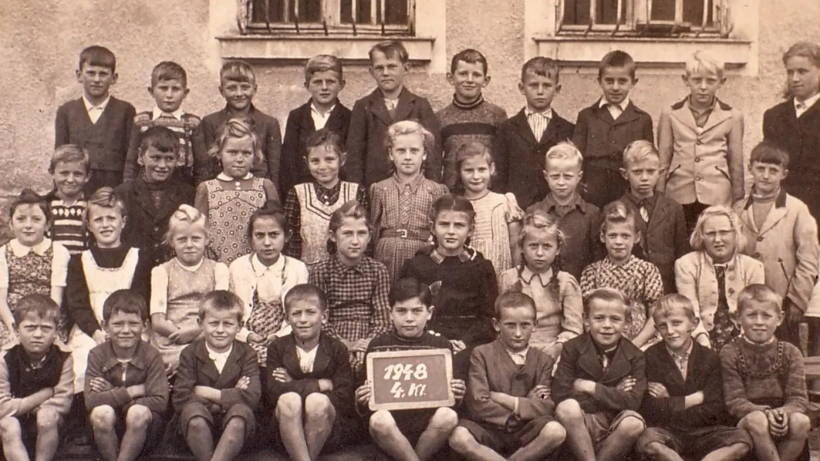 Das Bild zeigt eine Schulklasse 1948 in Wutschdorf. Rechts hinten die Lehrerin Charlotte Heidrich. (Bild: Karl Männer)