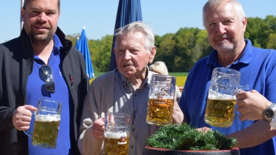 Gekonnt hat Sepp Weigl (Mitte) das 1. Fass angezapft. Linkls Vorstandsmitglied Matthias Prokscha. Rechts 2. Vorstand Detlef Patzig. (Bild: Gerhard Doerfler)