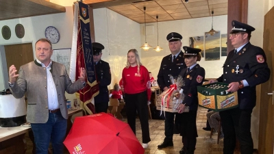 Kommandant Manuel Tschierschke, Vorsitzende Nicole Scharff, Vizekommandant Gerd Scharff, Festbraut Laura und Fahnenträger Roman Scharff mit Schirmherrn Anton Kappl, (von rechts) der sein Ja deutlich zeigt. (Bild: Sieglinde Schärtl)
