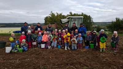 Gruppenbild auf dem Kartoffelfeld in Prackendorf (Bild: Kindergarten Dieterskirchen)