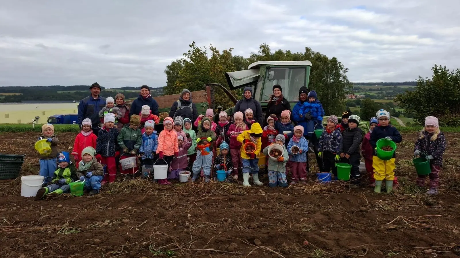 Gruppenbild auf dem Kartoffelfeld in Prackendorf (Bild: Kindergarten Dieterskirchen)