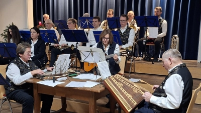 Stubenmusik, Bläser und Dreigesang sorgten in der „Adventlichen Stund” für weihnachtliche Stimmung (Bild: Lothar Trager)
