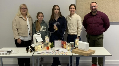 Jessica Fachtan und Amelie Plannerer ehrenamtliches Engagement für den Weihnachtsbasar der Realschule Kemnath wird auch von der Schulleitung hoch geschätzt. (Bild: Maria Busch)