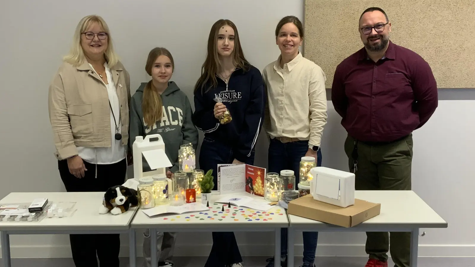 Jessica Fachtan und Amelie Plannerer ehrenamtliches Engagement für den Weihnachtsbasar der Realschule Kemnath wird auch von der Schulleitung hoch geschätzt. (Bild: Maria Busch)