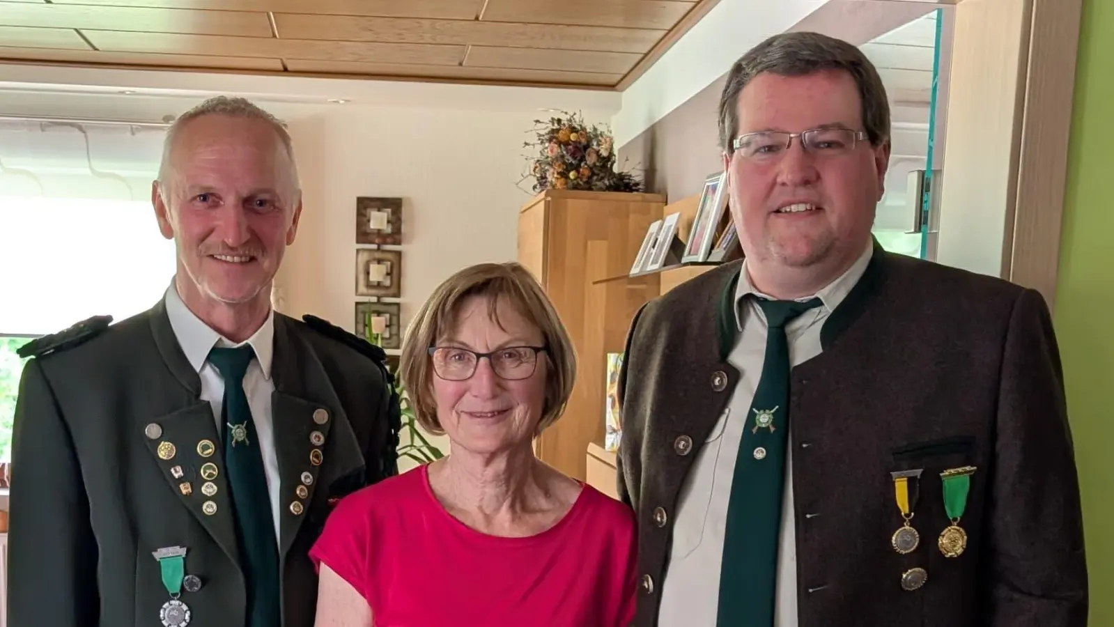 Schützen beim Gratulieren: von links: Werner Söhnlein, Jubilarin: Inge Pilhofer, 2. SM Roland Prügel. (Bild: Hans Siess)