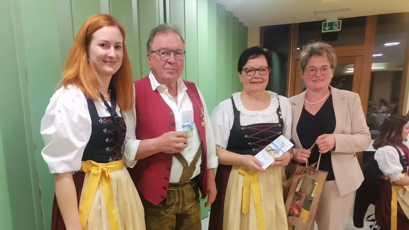 Bürgermeisterin Sonja Meier (rechts) überreichte mit der Vorsitzenden der Blaskapelle Kunschir Theresa Bauer (links) die Ehrenamtskarte in Gold an Eduard und Maria Kunschir (Bild: Annemarie Mösbauer)