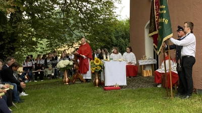 Pfarrer Rösl bei seiner Predigt vor der Jakobikirche (Bild: Ulrich Wohlgemuth)