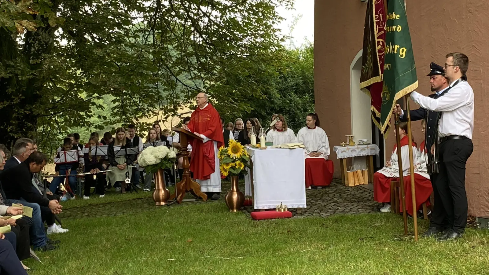 Pfarrer Rösl bei seiner Predigt vor der Jakobikirche (Bild: Ulrich Wohlgemuth)