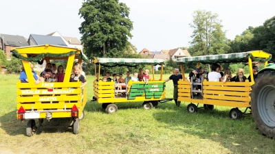 Mit Begeisterung fuhren die Manteler Ferienkinder einige Runden mit dem Manteler Bockl der Freien Wählergemeinschaft.  (Bild: Eva Seifried)