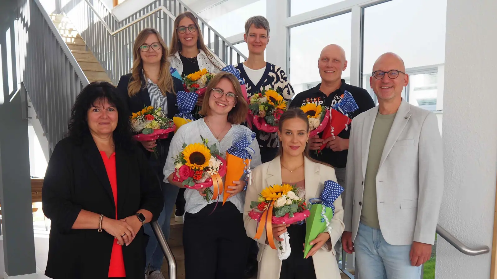 vorne von links: Konrektorin Jessica Plannerer, Amelie Bäumler, Selina Kreuzer und Schulleiter Alexander Köstler, hinten von links: Anna Hofmann, Lara Bürger, Natalie Kratzer und Christian Reber (Bild: Sophia Popp)