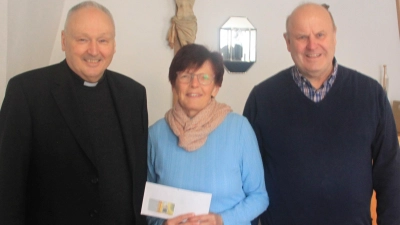 Spendenübergabe an Stadtpfarrer Georg Flierl, durch die Vorsitzenden der KAB-Tirschenreuth Rita Kraus und Thomas Pinzer. (Bild: Thomas Pinzer)