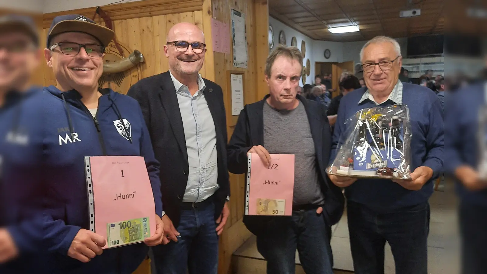 CSU-Ortsvorsitzender und Erster Bürgermeister Maximilian Beer (2. Von links) freute sich über die große Resonanz des Preisschafkopfturniers der CSU Schwarzhofen und gratulierte (von links) den besten Kartlern (soweit diese aufs Bild wollten) Markus Raab aus Nabburg und Klaus Wiendl aus Bruck und für 25 Teilnahmen am Turnier dem Zangensteiner Albert Köppl. (Bild: Franz Stockerl)