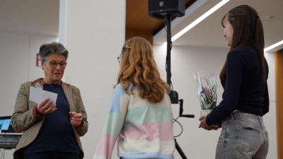 Vortrag und Spendenübergabe. (Bild: Lucia Schneider)