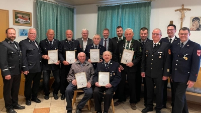 v.l.n.r.: 1. Kommandant Günther Rumpler, Werner Fruth, Georg Flierl, Ewald Gebhard, Alfred Fruth, 1. Landrat Richard Reisinger, Theo Schadl, Johann Heldmann, 1. Bürgermeister Alwin Märkl, Markus Schäffer, Alfred Schadl, Stefan Schadl, Kreisbrandrat Christof Strobl, Kreisbrandinspektor Armin Daubenmerkl, 1. Vorstand Erich Deichl (Bild: Erich Deichl)