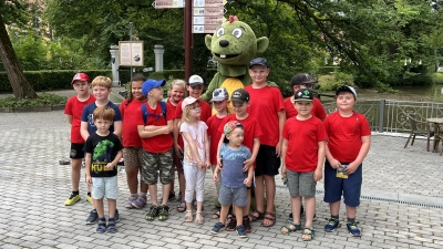 Die Kinderfeuerwehr Seugast im Schloss Thurn mit Dinolino. (Bild: Simone Spörrer)