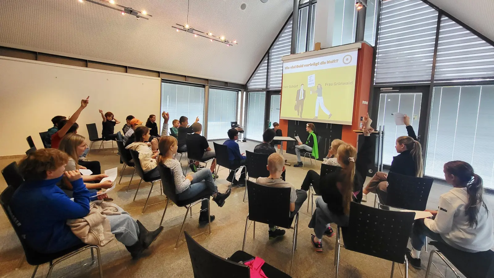 Schülerinnen und Schüler der 5. Klassen des Ortenburg-Gymnasiums diskutieren im Rollenspiel mit „Herrn Schürf“ und „Frau Grünwald“ die Frage: Wie viel Gold verträgt die Welt? (Bild: Christoph Ahlemeyer)