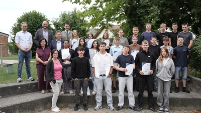 Landrat Thomas Ebeling zeichnete an der Mittelschule Dachelhofen Schülerinnen und Schüler für ihr ehrenamtliches Engagement aus. (Bildnachweis: Laura Kohl, Landratsamt Schwandorf)