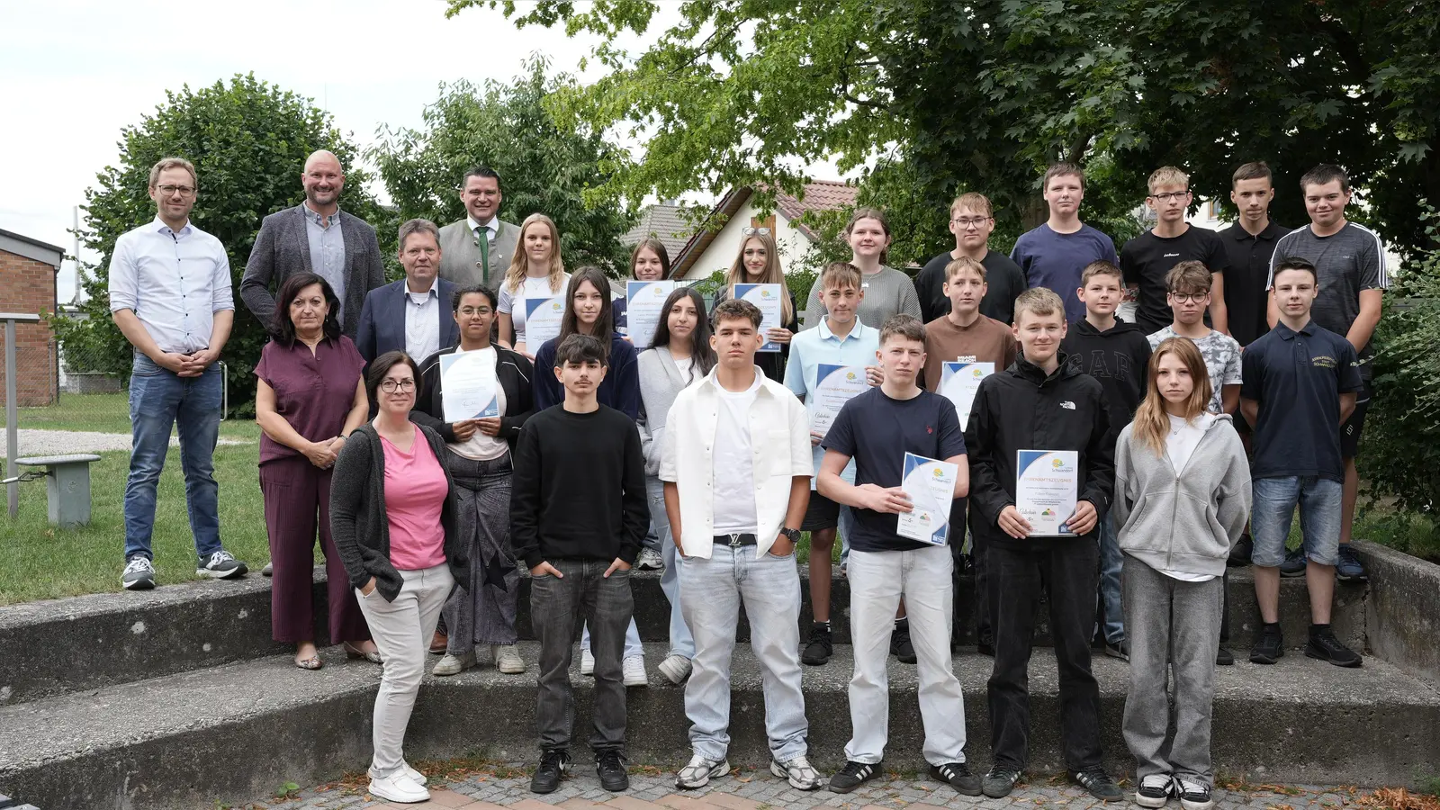 Landrat Thomas Ebeling zeichnete an der Mittelschule Dachelhofen Schülerinnen und Schüler für ihr ehrenamtliches Engagement aus. (Bildnachweis: Laura Kohl, Landratsamt Schwandorf)