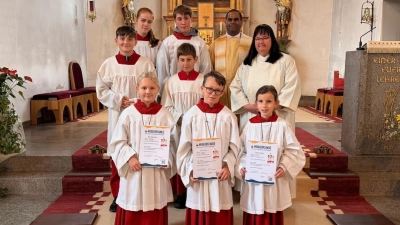 Pfarrer John Subash Vincent und Gemeindereferentin Kerstin Wallmeyer heißen Annika Baur, Leopold Frenzel und Paula Janker (vorne, v.l.) in der Ministrantenschar willkommen (Bild: Sonja Sczech)