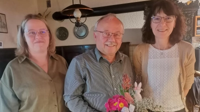 Nicole Spachtholz (links) und Anita Dietl (rechts) bedankten sich bei Karl Ruhland für den informativen Vortrag. (Bild: Annemarie Mösbauer)