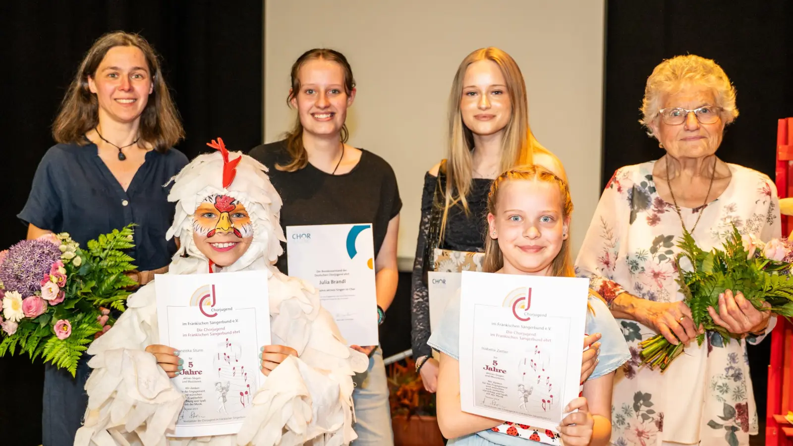 Die Geehrten mit den Chorleiterinnen. (Bild: Matthias Kunz)
